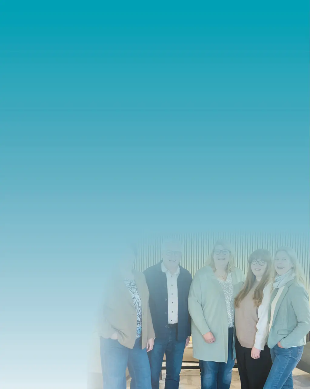 Team für Raumgestaltung und Einrichtungsberatung im Möbelhaus. Fünf Mitarbeiter stehen gemeinsam vor moderner Holzlamellenwand und präsentieren Kompetenz in Wohnberatung, Möbelplanung und individueller Raumgestaltung.